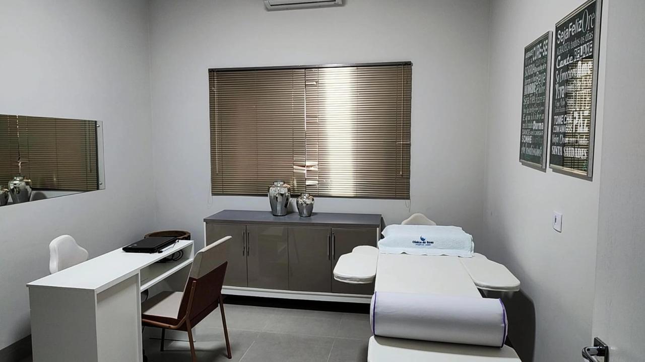 Sala de exame com maca e decoração clara