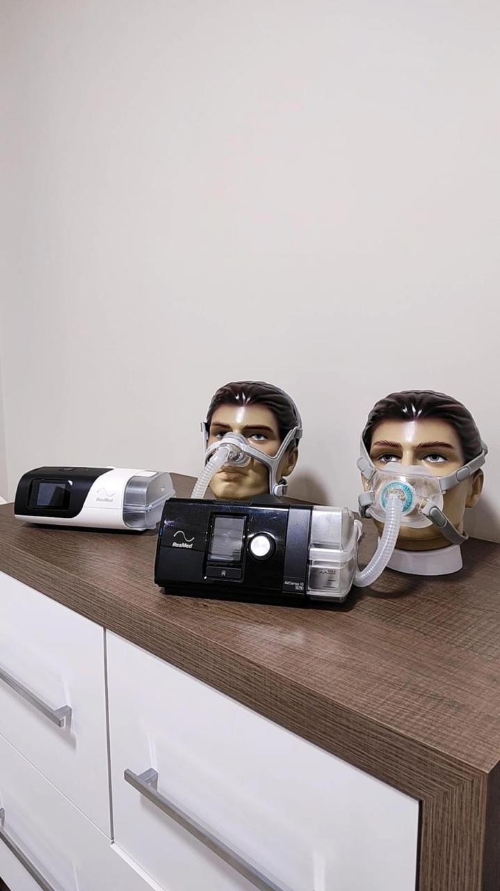 Equipamentos CPAP e máscaras expostos